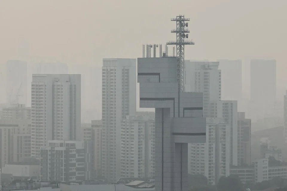 கிளமென்டியில் காலை 7.30 மணி வாக்கில் தென்பட்ட புகைமூட்டம்.