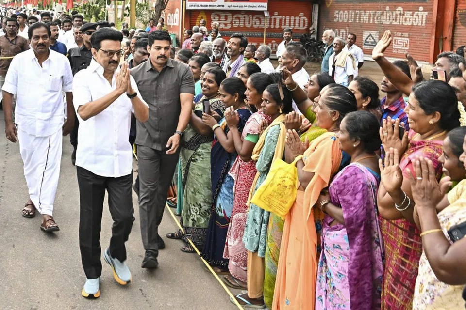 மதுரையில் திமுக பொதுக்குழு ஜூன் 1ஆம் தேதி நடைபெற்றது. முன்னதாக, மதுரையில் முக்கிய சாலையின் வழீயே நடந்து சென்று பொதுமக்களைச் சந்தித்துப் பேசி, கைகுலுக்கி அவர்களுடன் புகைப்படமும் எடுத்துக்கொண்டார் முதல்வர் ஸ்டாலின்.
