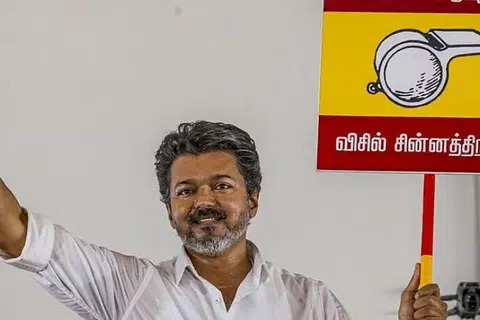 தவெக வேட்பாளர்களுக்குத் தொண்டர்கள் முழுமையான ஒத்துழைப்பைத் தர வேண்டும் என்று விஜய் கேட்டுக்கொண்டார். 