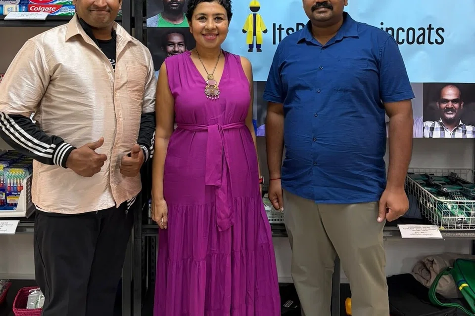 இட்ஸ்ரெய்னிங்ரெய்ன்கோட்ஸ்’ (ஐஆர்ஆர்) அறநிறுவனத்தின் பயனாளிகளான வெளிநாட்டு ஊழியர்கள் நாகப்பன் சிவா (இடம்), சுப்பிரமணி சுரேஷ்குமார் ஆகியோருடன் அமைப்பின் நிறுவனர் தீபா சுவாமிநாதன்.