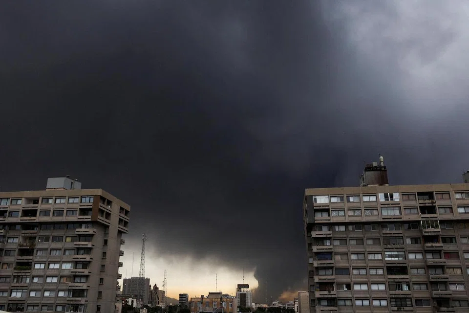 தாக்கப்பட்ட எண்ணெய்ச் சுத்திகரிப்பு ஆலை ஒன்றிலிருந்து  புகை கிளம்புகிறது.