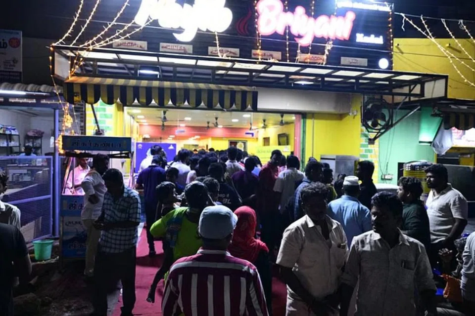 நிவாரண நிதிக்கான விருந்தில் பங்கேற்க இரவில் திரண்ட கூட்டம்.