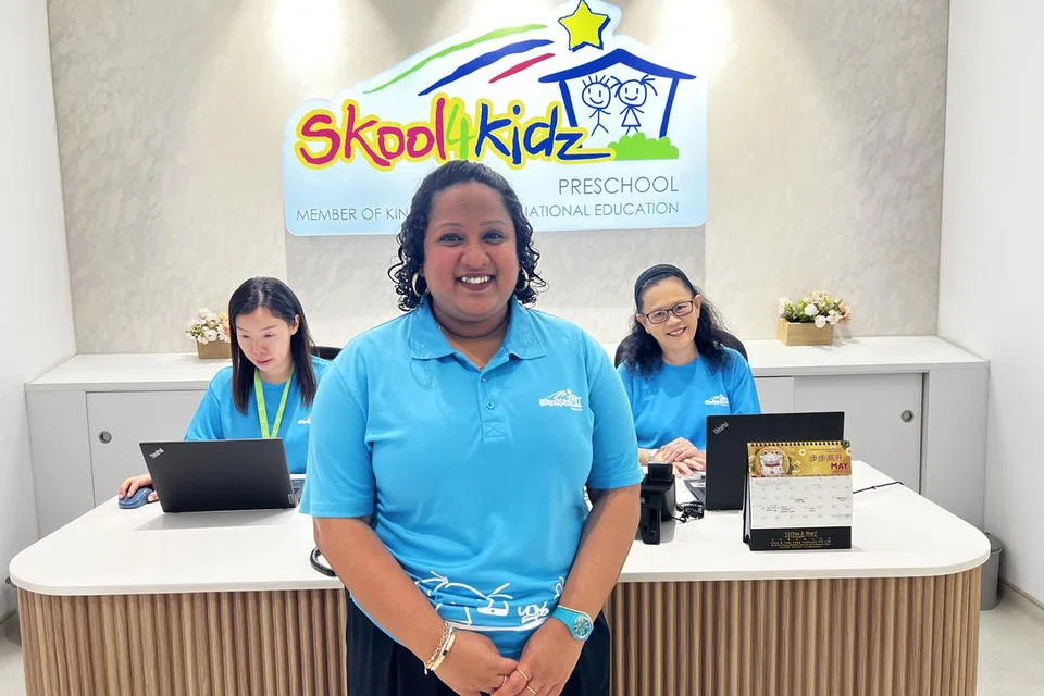 ஸ்கூல்4கிட்ஸ்@ஒன் பொங்கோல் பாலர் பள்ளியின் மூத்த தலைமையாசிரியர் துர்கா கோபிநாத், புதிய காணொளித் தொடரை வரவேற்றார்.