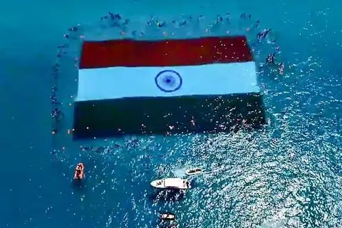 அந்தமான் - நிகோபார் தீவுகளின் கடற்பகுதியில் நீருக்கடியில்  220 பேரின் முயற்சியால் உலகின் மிகப்பெரிய மூவர்ண தேசியக் கொடியை விரித்து, புதிய கின்னஸ் சாதனை படைக்கப்பட்டுள்ளது.