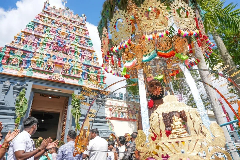 நடனமாடியபடி கோவிலை வந்தடையும் காவடிகள்.