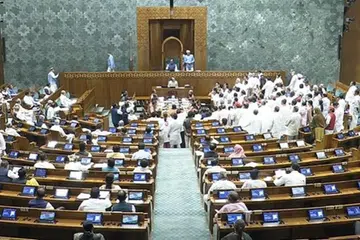 அமைதி காக்கும்படி சபாநாயகர் கேட்டுக்கொண்ட பிறகும், கூச்சலும் குழப்பமும் நிலவியது.