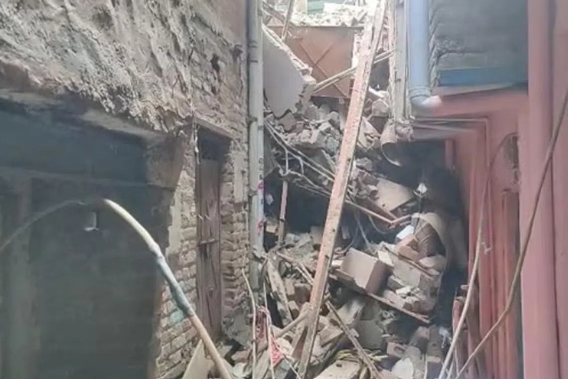 டெல்லியில் தரைமட்டமான கட்டடம்;  சடலங்கள் மீட்பு