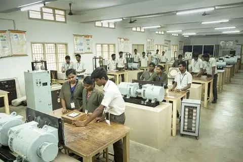 உத்தரப் பிரதேசம், மகாராஷ்டிரா ஆகிய‌ மாநிலங்களில் தலா 12 கல்லூரிகள் மூடப்பட்டுவிட்டன.