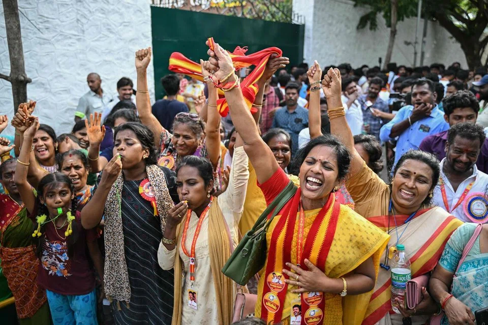 தமிழக வெற்றிக் கழகம் தொடர்ந்து வெற்றி பெற்று வந்த நிலையில் சென்னையில் அக்கட்சியின் ஆதரவாளர்கள் கொண்டாட்டத்தில் ஈடுபட்டனர்.