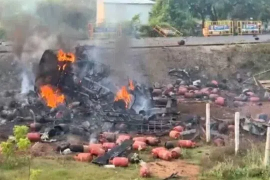 லாரி கவிழ்ந்ததில்  வெடித்துச் சிதறிய எரிவாயு உருளைகள்