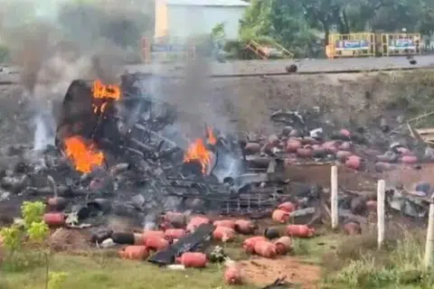 வெடித்துச் சிதறிய எரிவாயு உருளைகள்.