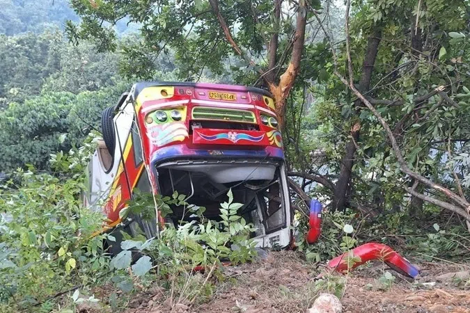 ஆந்திரா அதிகாலை விபத்து: பள்ளத்தாக்கில் பேருந்து கவிழ்ந்து 9 பேர் பலி