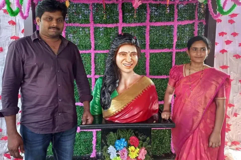 சமந்தாவின் மார்பளவு சிலையுடன் ரசிகர் சந்தீப். 