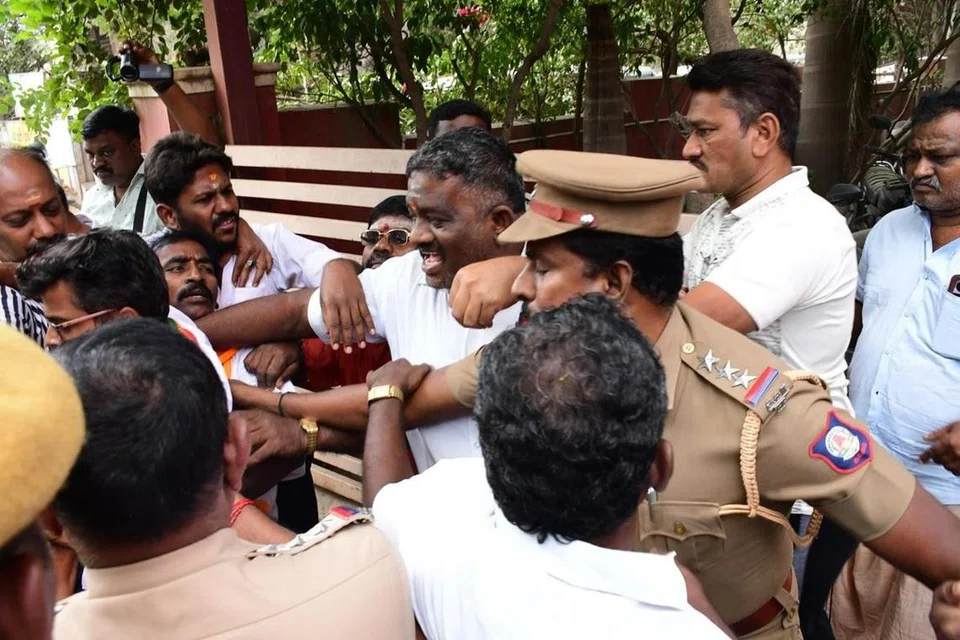 மதுரையில் பாரதிய ஜனதா கட்சியின் சிறுபான்மையினர் அணி தேசிய செயலாளர் வேலூர் இப்ராகிம் கைது செய்யப்பட்டதைக் கண்டித்து பாஜகவினர் காவல்துறையுடன் வாக்குவாதத்தில் ஈடுபட்டதால் தள்ளுமுள்ளு ஏற்பட்டது.  