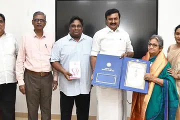 சென்னையில் சனிக்கிழமை நடந்த விருதளிப்பு நிகழ்ச்சியில் சிறப்பு விருந்தினராகக் கலந்துகொண்ட தமிழ் வளர்ச்சி, செய்தித் துறை அமைச்சர் மு.பெ.சாமிநாதன், 38 அறிஞர்களுக்குத் தமிழ்ச் செம்மல் விருதுகளை அளித்துக் கௌரவித்தார்.