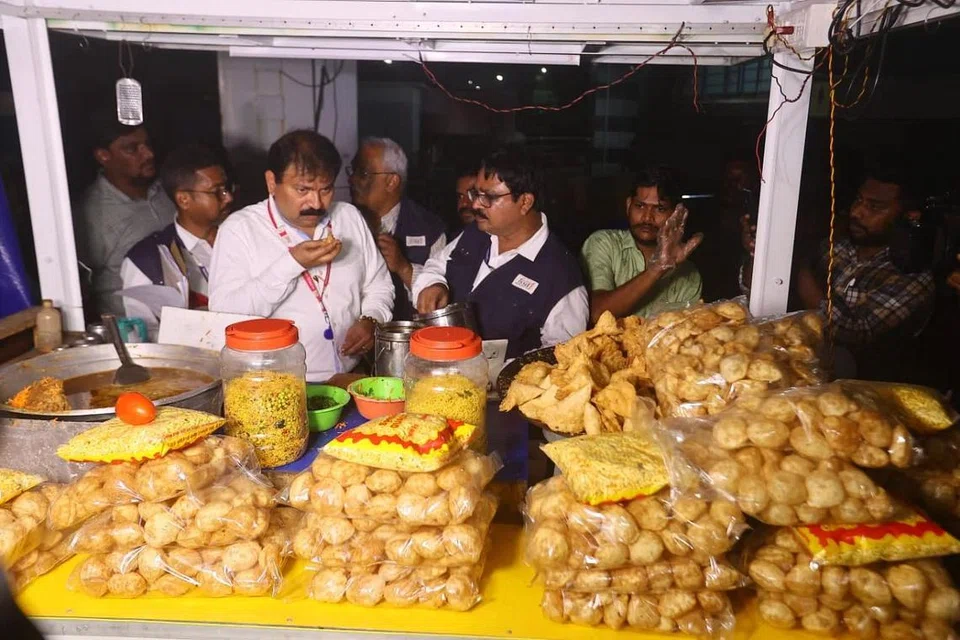 பானிபூரி விற்கும் கடைகளில் தமிழக உணவு பாதுகாப்புத்துறை அதிரடிச் சோதனை மேற்கொண்டது.