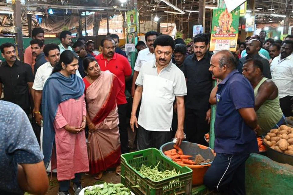 தூத்துக்குடியில் திமுக வேட்பாளர் கனிமொழிக்கு ஆதரவாக வாக்கு சேகரித்தார் முதல்வர் ஸ்டாலின். அப்போது காய்கறி வியாபாரிகளிடம் அவர் சில தகவல்களைக் கேட்டறிந்தார்.
