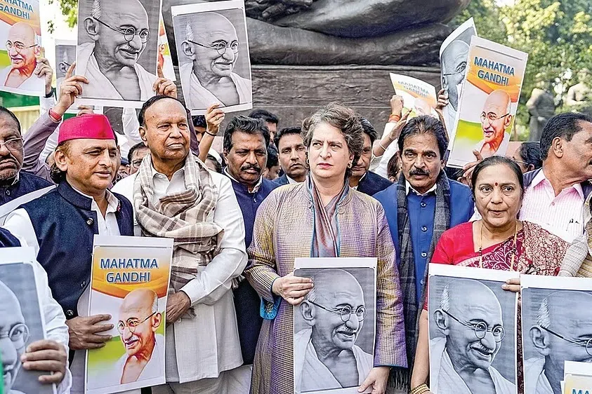 ஊரக வேலைத் திட்டம்: மகாத்மா காந்தியின் பெயரை நீக்கியதற்கு எதிர்ப்பு வலுக்கிறது