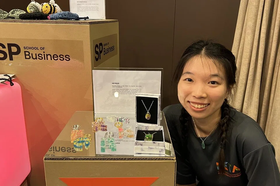 பூக்களாலான அணிகலன்களைச் செய்துள்ளார் நிகோல் டியோ (இன்ஸ்டகிராமில் @heeybuud).