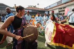 சாதனை நிகழ்ச்சியில் பங்கேற்ற தாளவாத்திய கலைஞர்கள்.