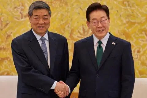 சீன நிதி அமைச்சர் லீ ஹி ஃபெங்குடன் கைகுலுக்கும் தென்கொரிய அதிபர் லீ ஜே மியுங்.