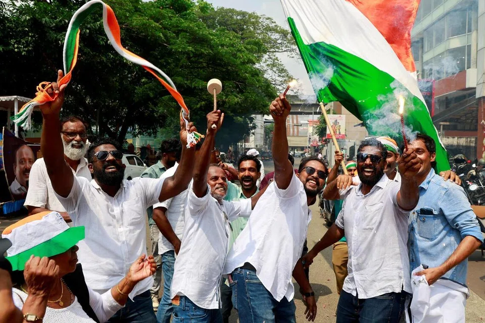 கேரளாவில் இன்றுவரை எதிர்க்கட்சியாக இருக்கும் காங்கிரஸ் கட்சி அறுதிப் பெரும்பான்மை பெற்றுவிட்ட நிலையில் கொச்சியில் அந்தக் கட்சித் தொண்டர்கள் மகிழ்ச்சி ஆரவாரம் செய்து வெற்றியைக் கொண்டாடினர்.