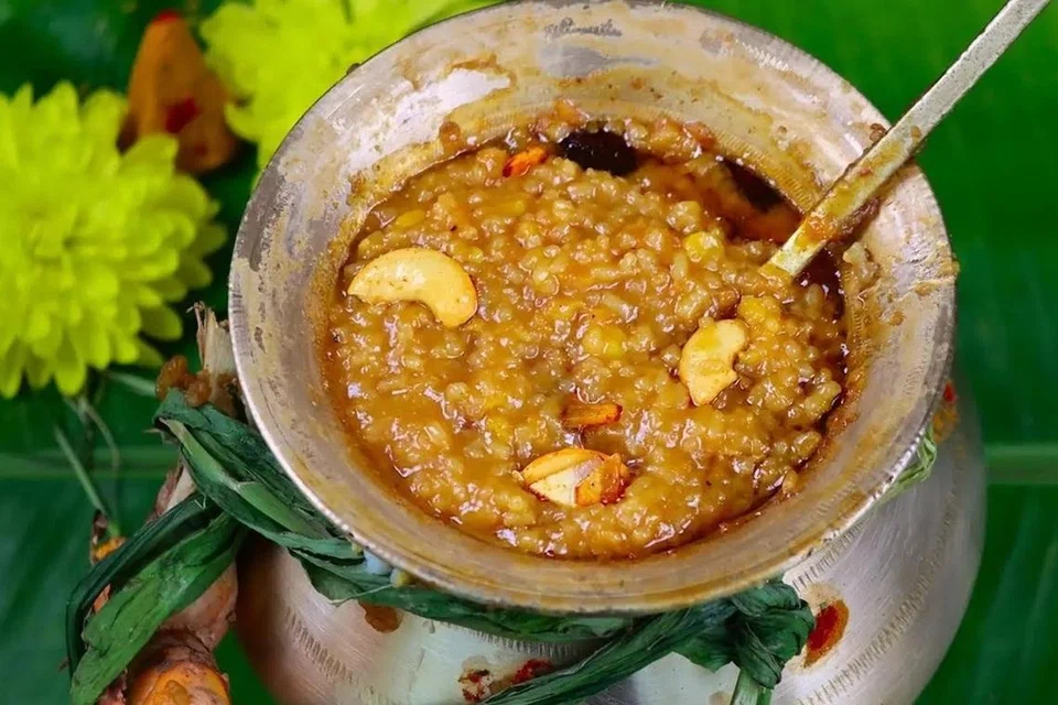 தித்திக்கும் சர்க்கரைப் பொங்கலும் மணக்கும் வெண்பொங்கலும் பொங்கல் பண்டிகையின் அடையாளங்கள்.