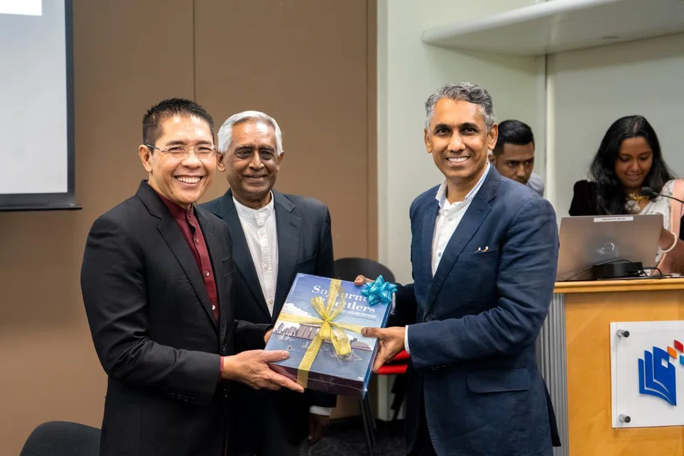 டாக்டர் முகம்மது மாலிக்கி ஒஸ்மானிடம் நினைவுப்பரிசு வழங்கும் இம்ப்ரோஃப் அமைப்பின் தலைவர் திரு ராஜ் முஹமட். நடுவில் சிங்கப்பூர்த் தமிழ்ப் பண்பாட்டு மையத்தின் தலைமை நிர்வாக அதிகாரி திரு அருண் மகிழ்நன்.