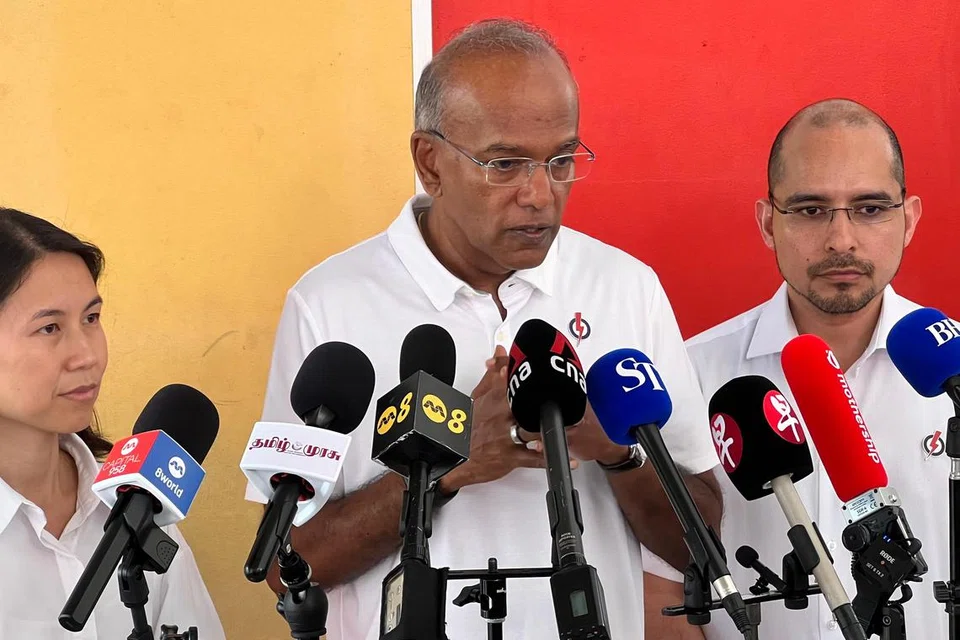 சொங்ஃபூ பள்ளியில் நீ சூன் குழுத்தொகுதிக்கான வேட்பு மனுவைத் தாக்கல் செய்தபின் செய்தியாளர்களைச் சந்தித்தார் அமைச்சர் சண்முகம் (நடுவில்). உடன் சக மசெக வேட்பாளர்கள் திருவாட்டி கோ ஹன்யான், திரு சையது ஹருன் அல்ஹப்ஷி.  