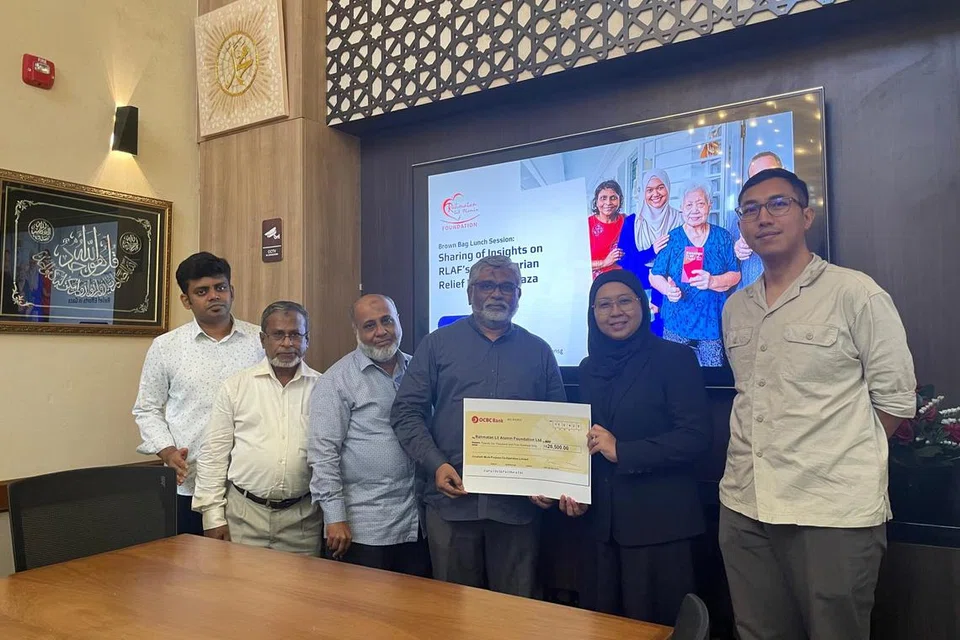 யூசோஃப் இஷாக் பள்ளிவாசலில் நடந்த நிகழ்ச்சியில் $26,500 காசோலையை அமானத் கூட்டுறவுச் சங்கத்தின் தலைவர் பஷீர் சலாஹுத்தீன், ரஹ்மத்தன் லில் ஆலமின் அறநிறுவன நிர்வாகி நோர்லிண்டா ஓஸ்மானிடம் அளித்தார்.