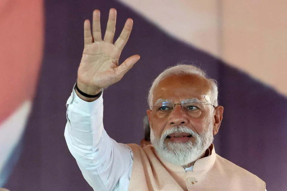 தேர்தல் பிரசாரத்தில் காங்கிரசைக் கடுமையாகத் தாக்கிப் பேசினார் மோடி.