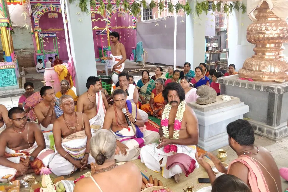 கோவில் நிகழ்வில் டேனியல்.