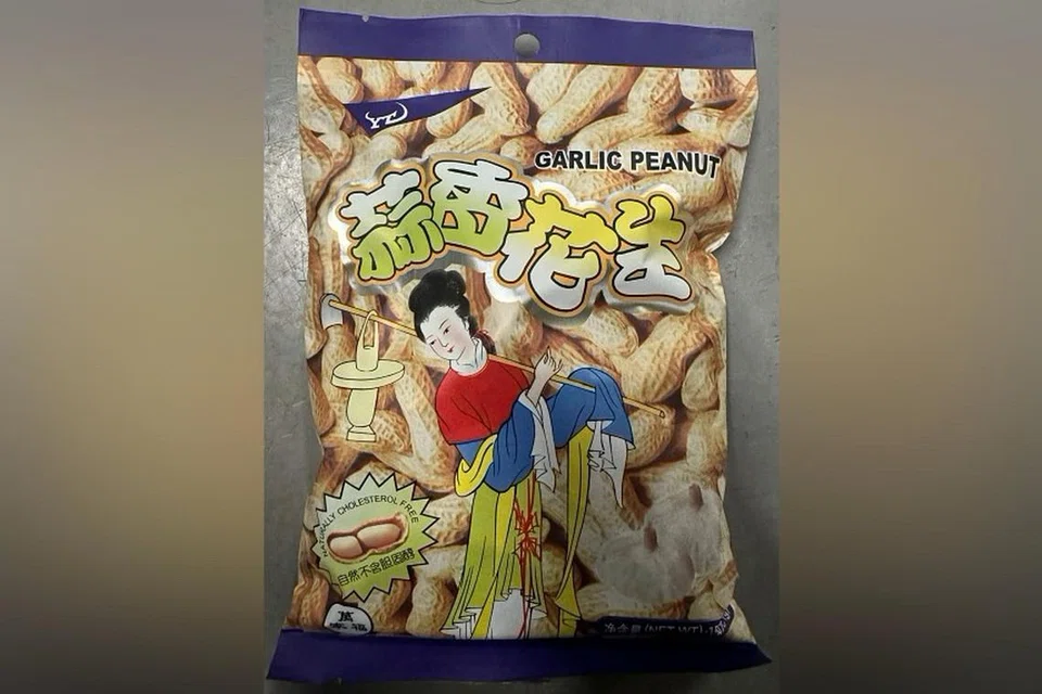 அனுமதிக்கப்படாத செயற்கை இனிப்பூட்டி அடங்கியிருப்பதால் மீட்டுக்கொள்ளப்படும் ‘YTY கார்லிக் பீநட்ஸ்’.