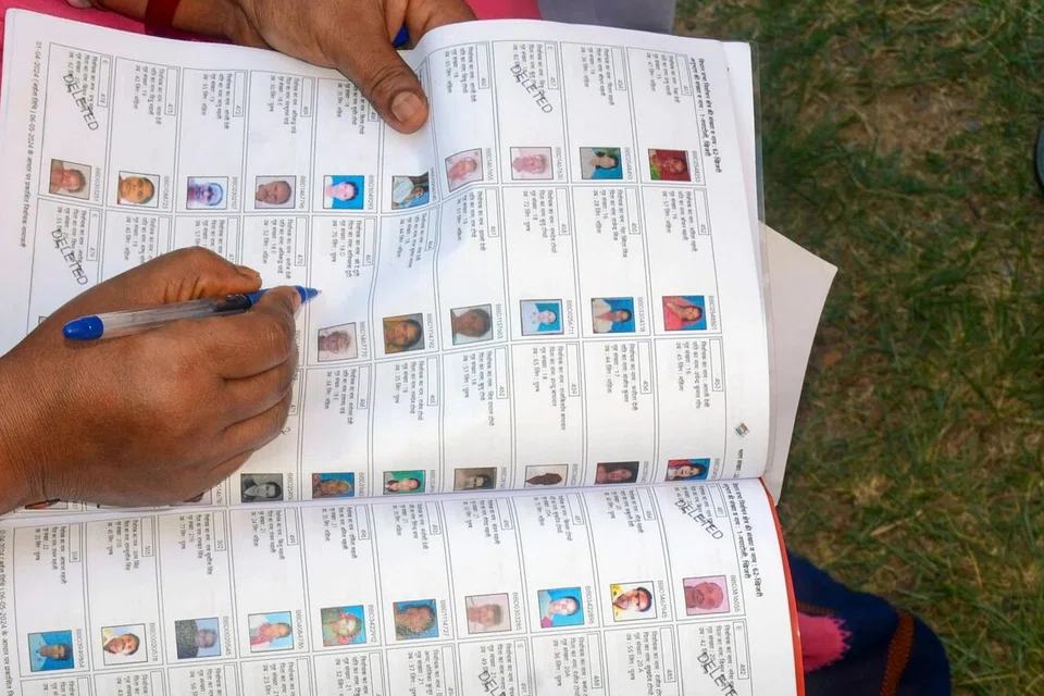 வாக்காளர் பட்டியலிலிருந்து ஒருவரின் பெயரை நீக்க 80 ரூபாய் வழங்கப்பட்டதாகச் சொல்லப்படுகிறது.