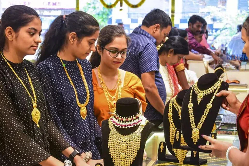 தமிழக அரசு தங்க நகை மதிப்பீட்டாளர் பயிற்சியை சென்னையில் நடத்துகிறது. இதில் தங்கம், வெள்ளியின் தரம் அறிதல், விலை நிர்ணயம், ஆபரணக் கடனுக்கான கணக்கீட்டுமுறை ஆகியவை கற்றுத்தரப்படும் என அறிவிக்கப்பட்டுள்ளது.
