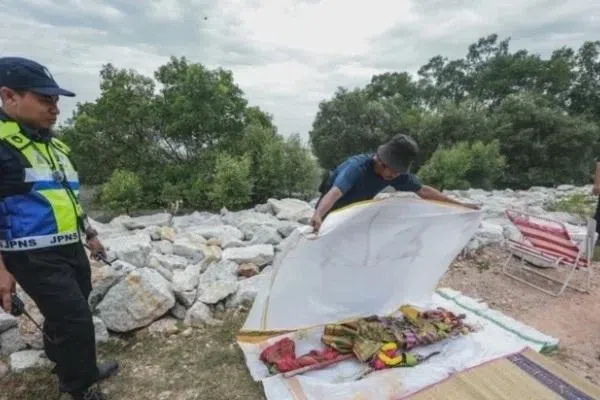 பாதுகாக்கப்பட்ட காட்டுப் பகுதியில் அனுமதியின்றி கட்டப்பட்டிருந்த கோயில் இடமாற்றம்