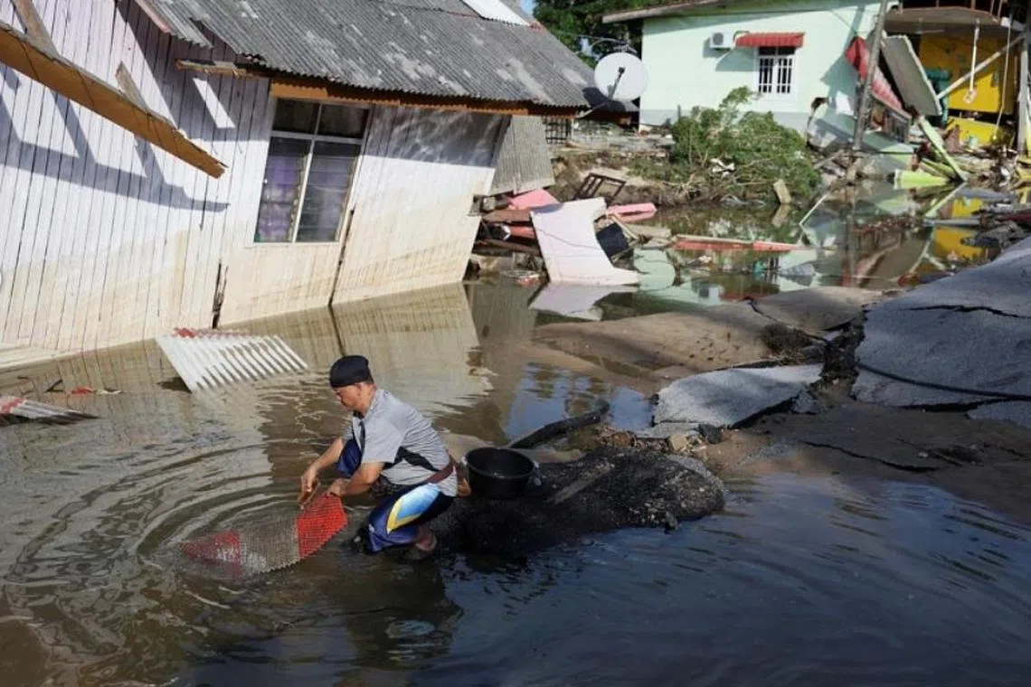 வடிந்தது வெள்ளம்; வீடுகளுக்கு திரும்பும் மலேசியர்கள்