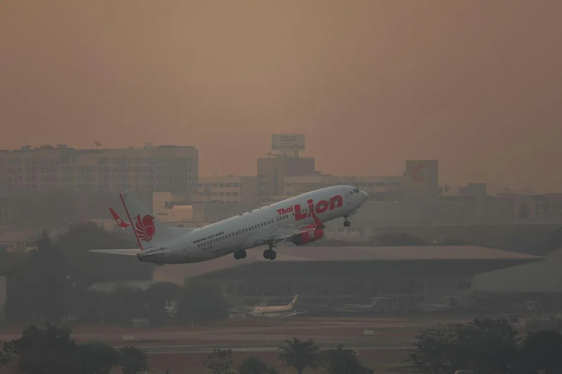 காற்று மாசு: தடையை மீறி பயிர்களை எரிக்கும் விவசாயிகள்மீது நடவடிக்கை