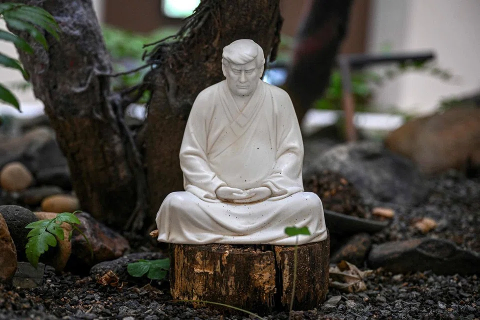 புத்தர் பாணியில் வடிவமைக்கப்பட்டுள்ள டோனல்ட் டிரம்ப் உருவச் சிலை.