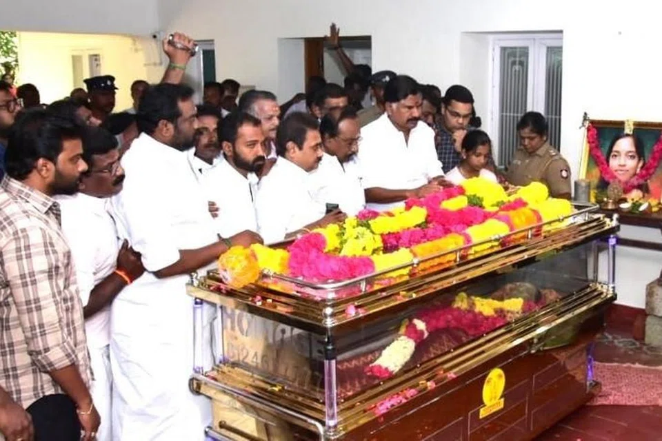 கடந்த வியாழக்கிழமை உயிரிழந்த பின்னணிப் பாடகி பவதாரிணிக்கு அஞ்சலி செலுத்தும் பொதுமக்கள்.