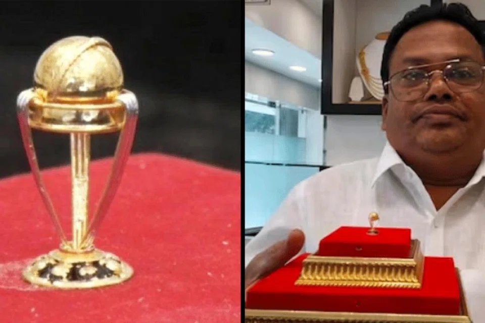 தான் உருவாக்கிய ‘மீச்சிறு’ உலகக் கிண்ண மாதிரியுடன் ரவுஃப் ‌ஷேக்.