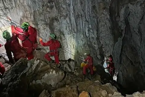 மீட்புப் பணி இரவு முழுவதும் நடந்தது.