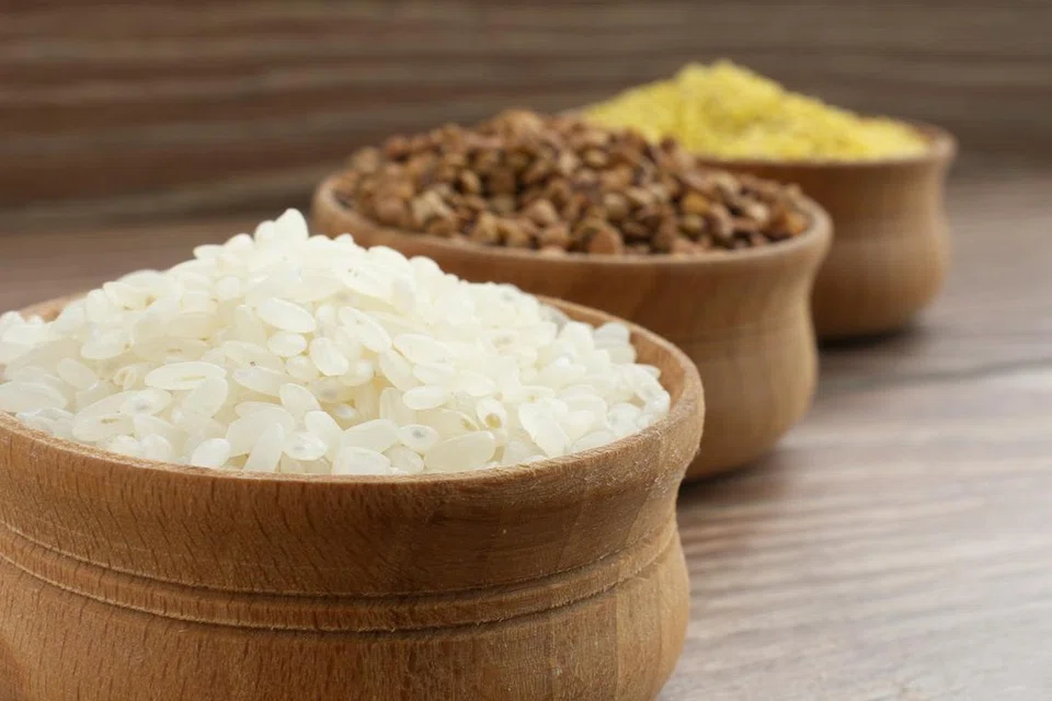 நோய் எதிர்ப்பு சத்துகளை அதிகரிக்கும் சிறுதானியங்கள் சிலருக்கு வயிற்று வலி, தோல் தொடர்பான ஒவ்வாமையை ஏற்படுத்தலாம். உடலுக்கு ஏற்றவற்றை ஊட்டச்சத்து நிபுணரின் பரிந்துரையின் பேரில் உட்கொள்ளலாம்.