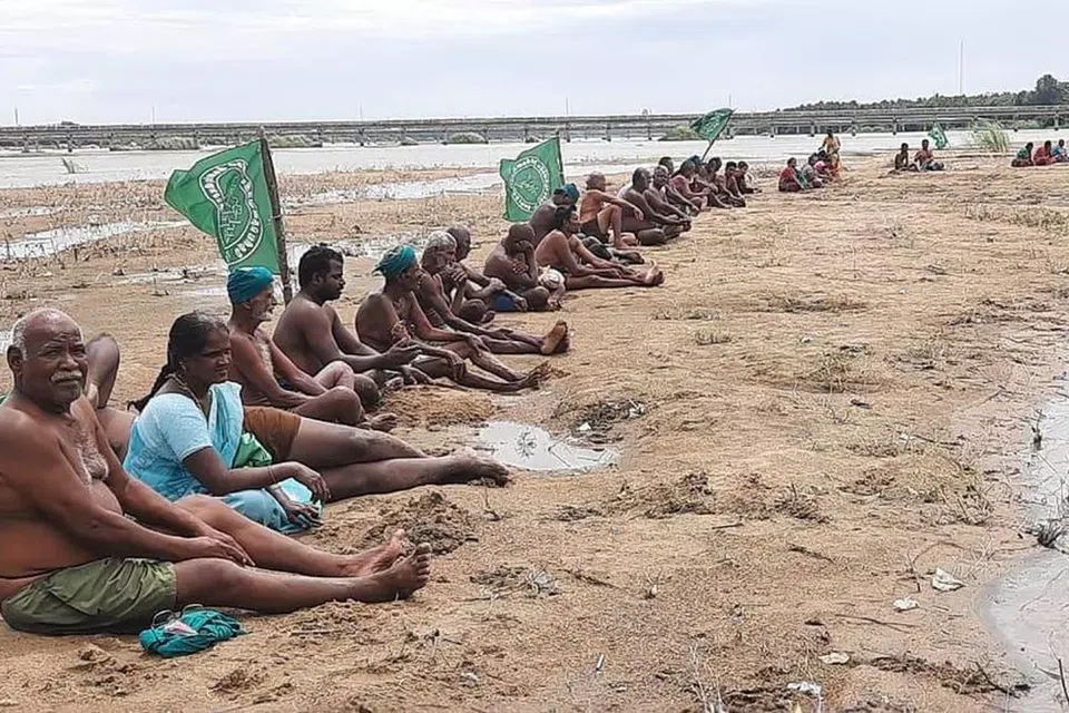 அண்மையில் காவிரி ஆற்றில் இறங்கி விவசாயிகள் போராட்டம் நடத்தினர்.