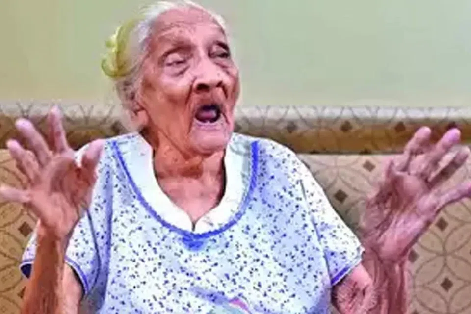 112 வயது மூதாட்டி காஞ்சன்பென் பாட்ஷா. 
