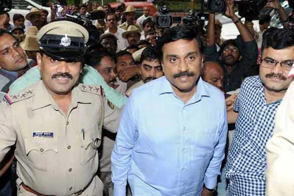 முன்னாள் அமைச்சர் கலி ஜனார்த்தன் ரெட்டியைச் சிறைக்கு அழைத்துச் செல்லும் காவலர்கள்.