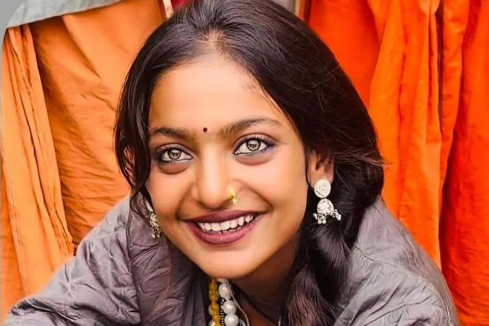 மகா கும்பமேளாவில் ருத்ராட்சம் விற்றுப் பிரபலமடைந்த மோனாலிசா.