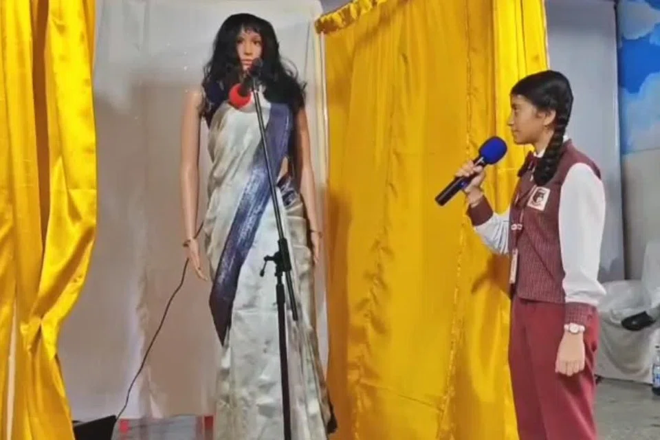 ராமநாதபுரம் மாவட்டம் ராமேஸ்வரத்தில் உள்ள தனியார் பள்ளியில் மாணவர்களுக்காகச் செயற்கை நுண்ணறவுத் தொழில்நுட்பத்துடன் கூடிய ரோபோடிக் ஆசிரியையை (Robotic teacher with AI technology) பள்ளி நிர்வாகம் அறிமுகப்படுத்தியுள்ளது. 