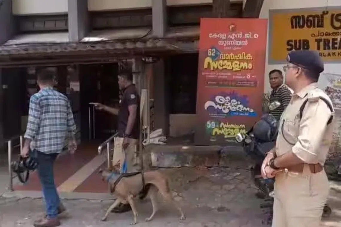 தமிழக எதிர்க்கட்சித் தலைவருக்கு கேரளாவில் வெடிகுண்டு மிரட்டல்