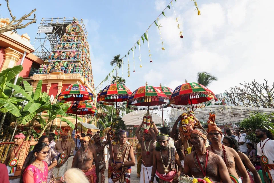 சிவாச்சாரியார்கள் மூவர் கடம் ஏந்திக் கோவிலை வலம்வரும் காட்சி. 